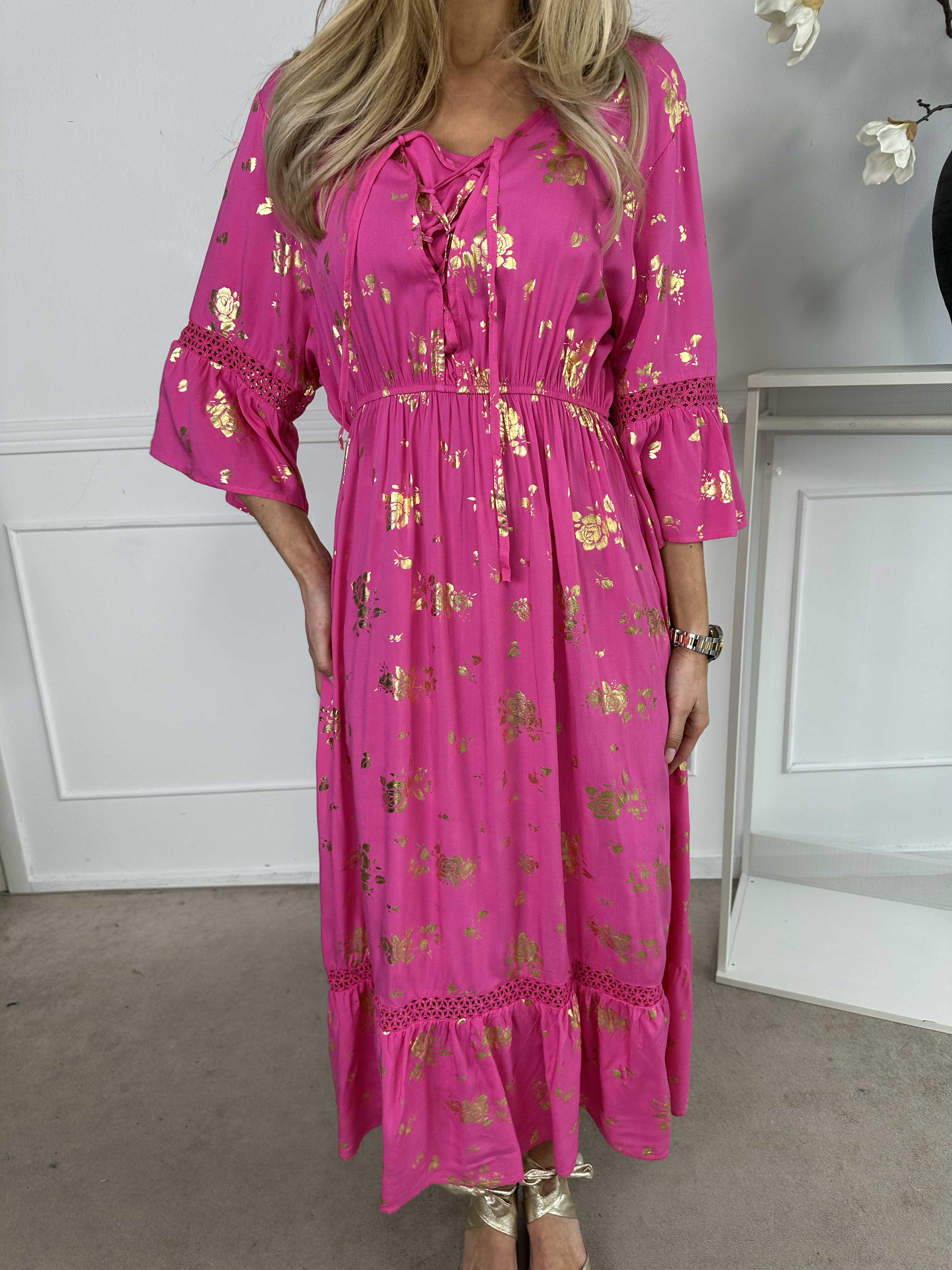 Pernilla - Klänning med guldfärgade blommor och broderier